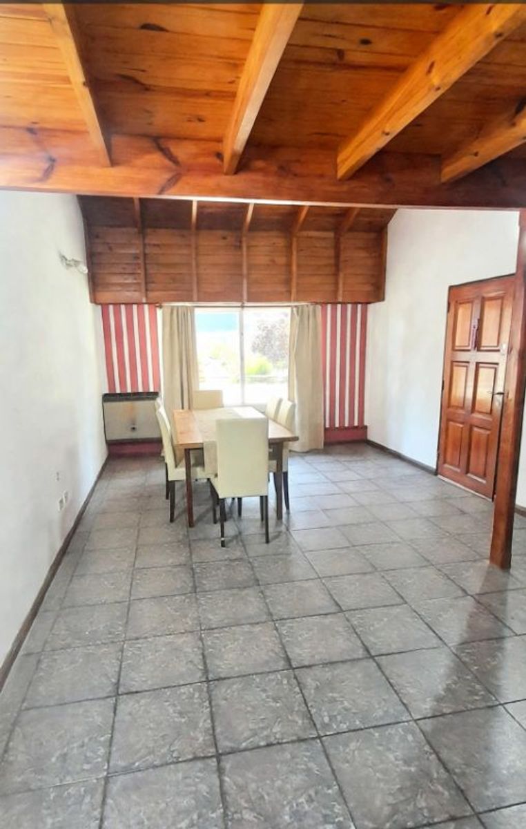 AMPLIA PROPIEDAD DE 4 AMBIENTES CON ENTRADA DE AUTO Y PATIO — foto 3
