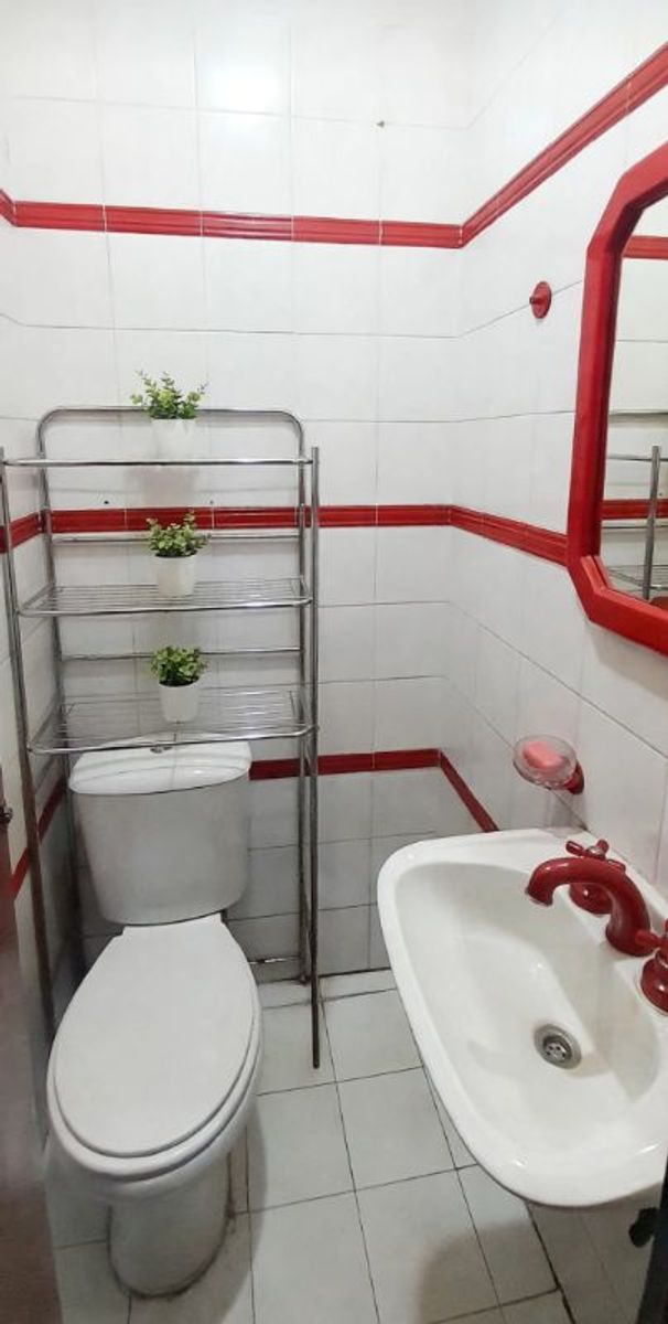 AMPLIA PROPIEDAD DE 4 AMBIENTES CON ENTRADA DE AUTO Y PATIO — foto 4