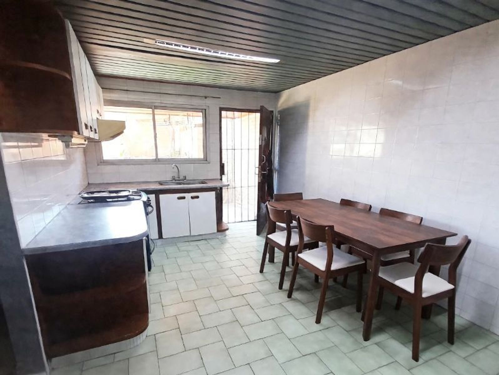 AMPLIA PROPIEDAD DE 4 AMBIENTES CON ENTRADA DE AUTO Y PATIO — foto 6