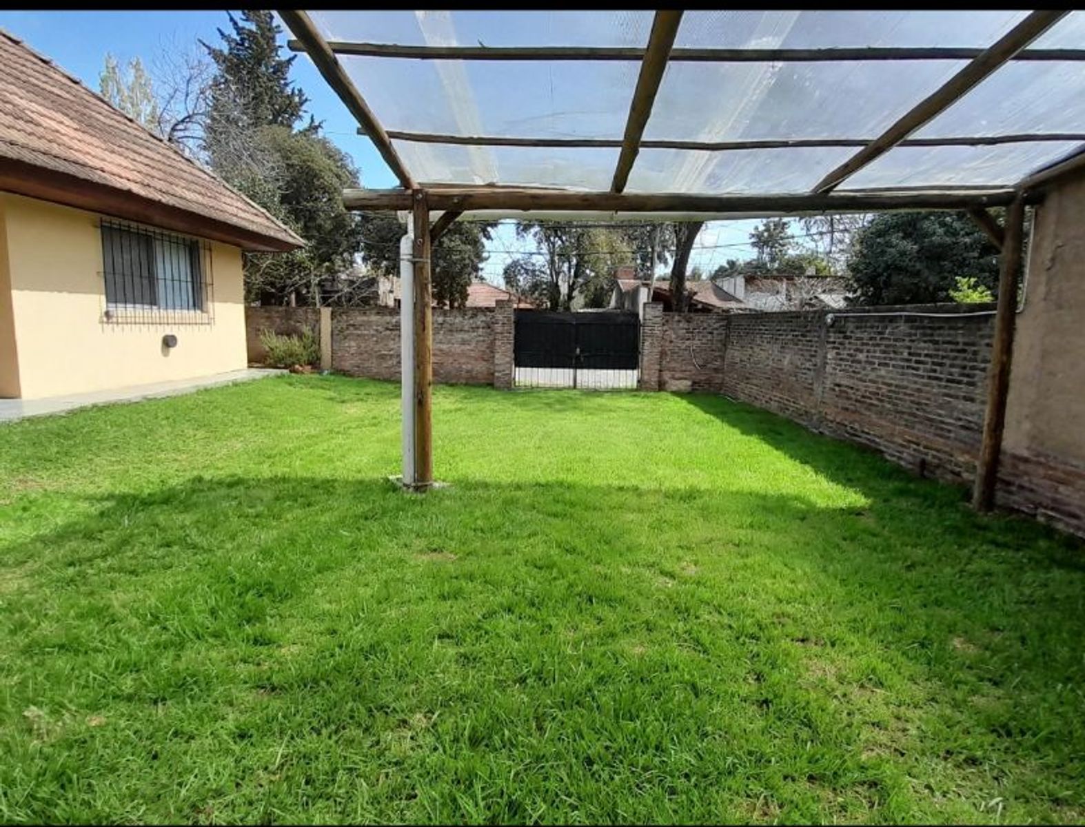 AMPLIA PROPIEDAD DE 4 AMBIENTES CON ENTRADA DE AUTO Y PATIO — foto 10