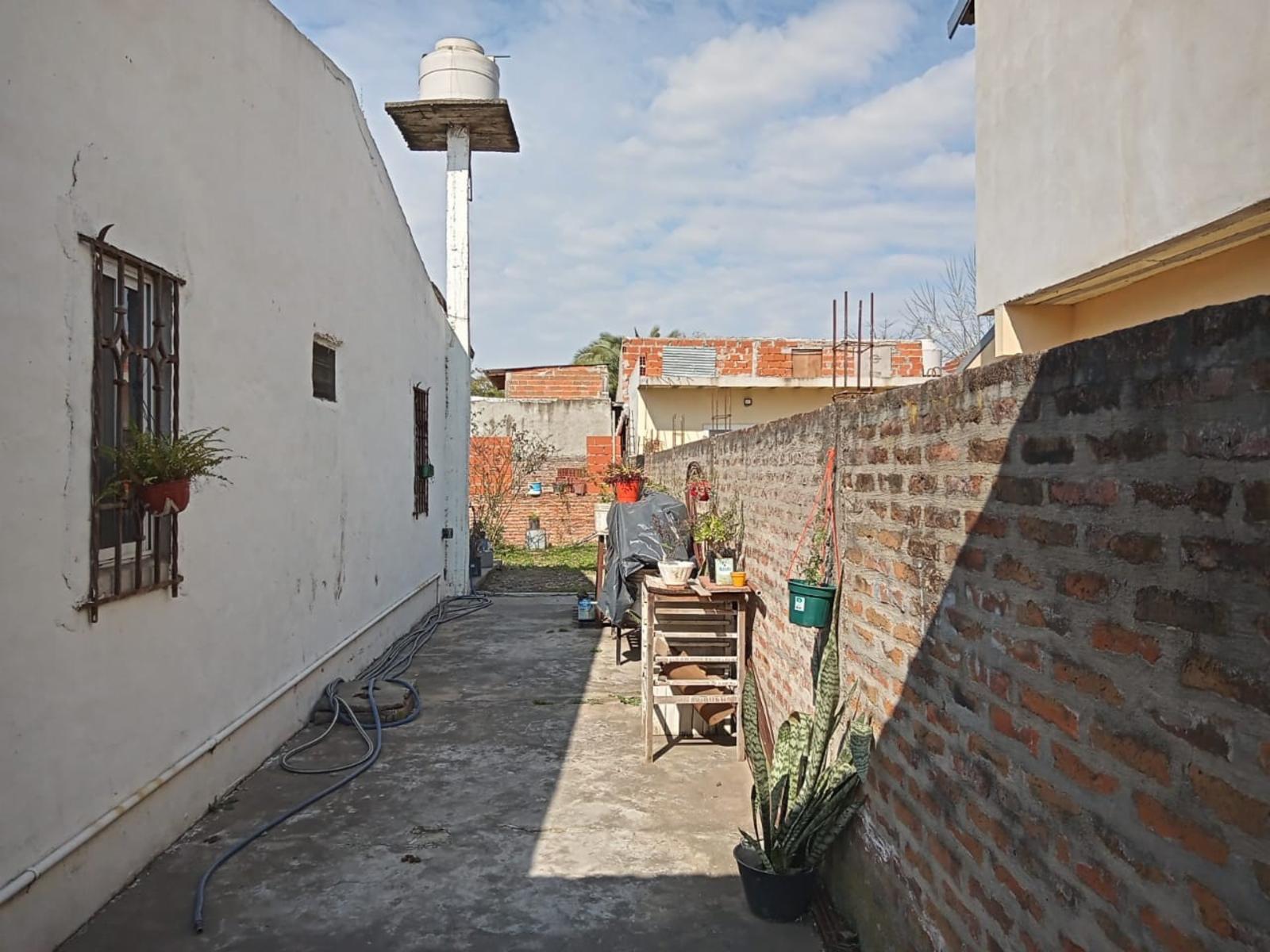 EXCELENTE PROPIEDAD CUATRO AMBIENTES JARDIN PATIO ENTRADA DE AUTO PASANTE Y FONDO LIBRE — foto 3