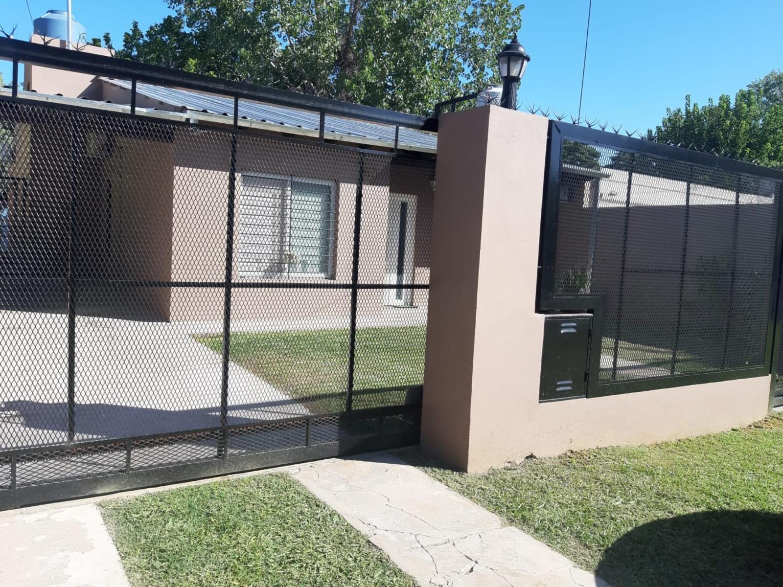 EXCELENTE PROPIEDAD DE CUATRO AMBIENTES NUEVA MODERNA Y BIEN UBICADA CON JARDIN ENTRADA DE AUTO PASANTE GALPON Y FONDO LIBRE — foto 2
