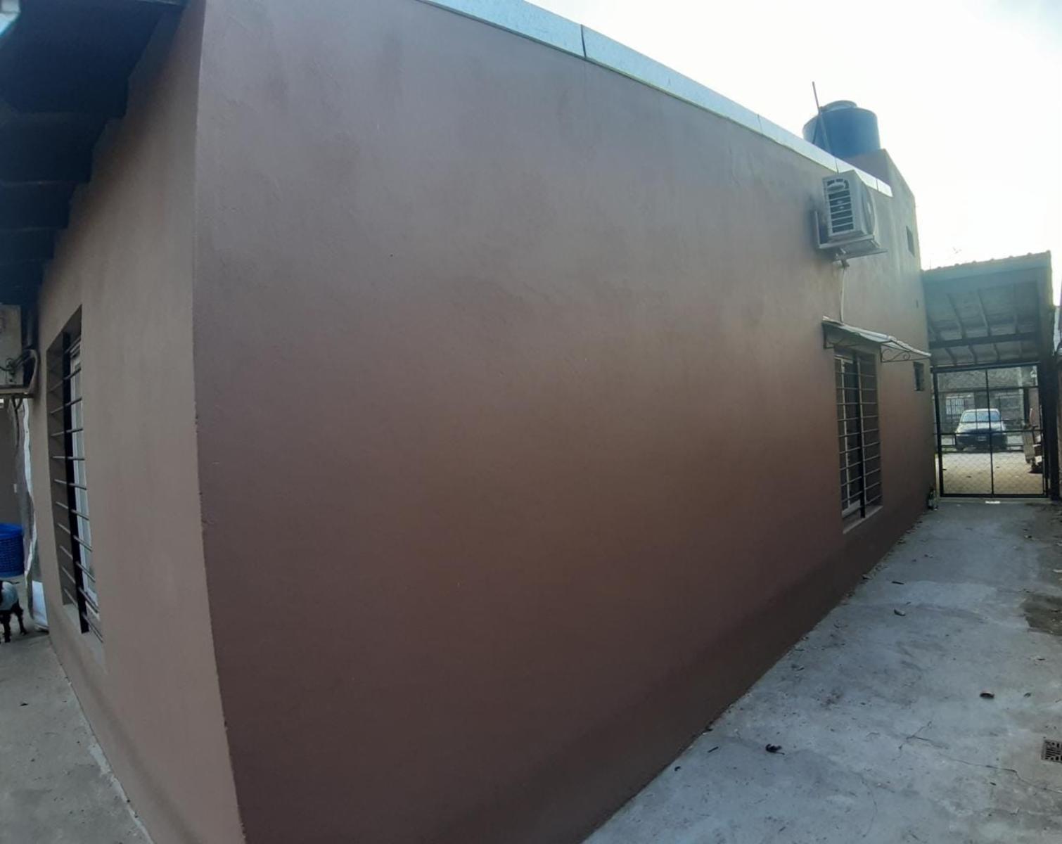 EXCELENTE PROPIEDAD DE CUATRO AMBIENTES NUEVA MODERNA Y BIEN UBICADA CON JARDIN ENTRADA DE AUTO PASANTE GALPON Y FONDO LIBRE — foto 4