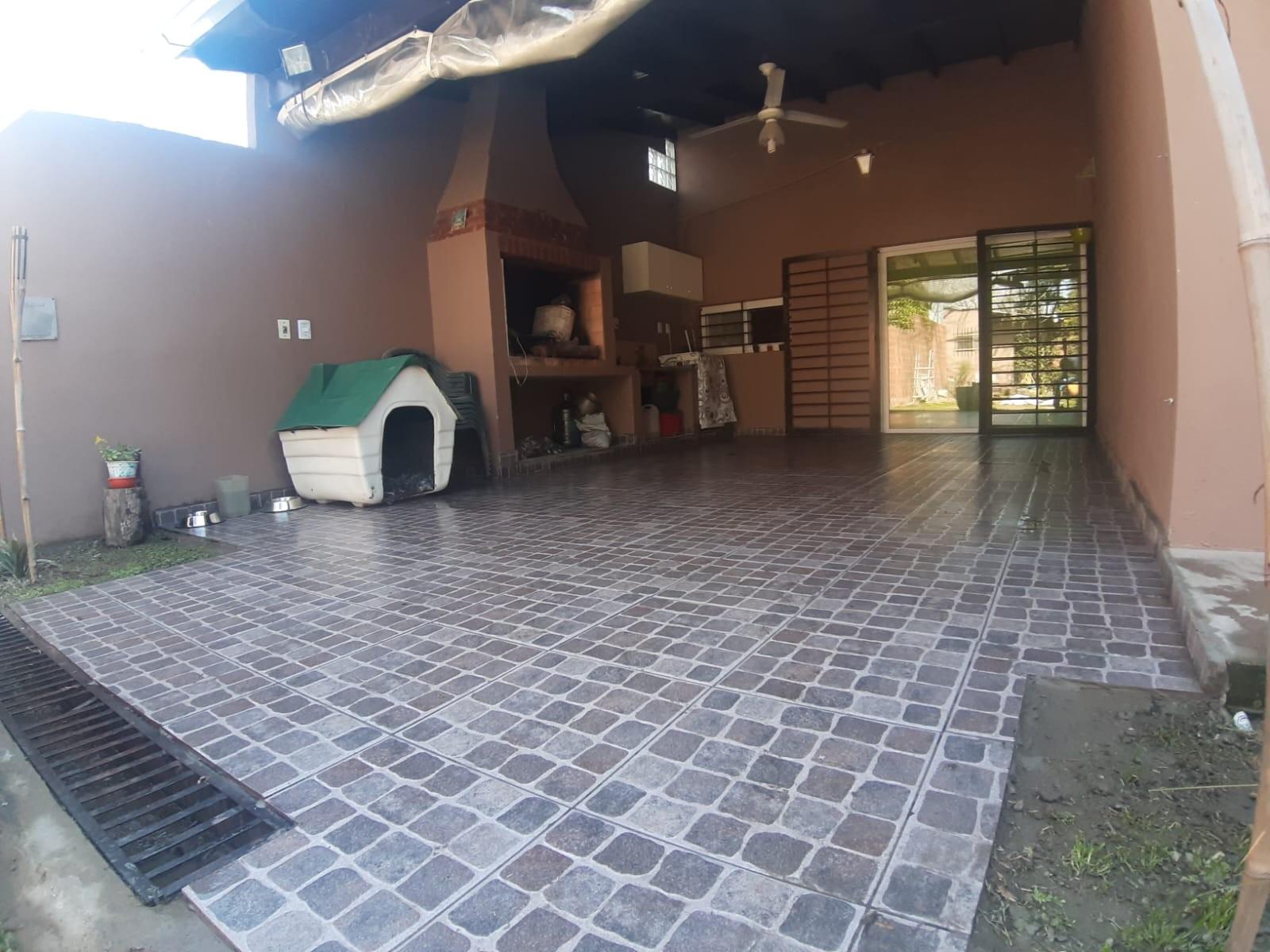 EXCELENTE PROPIEDAD DE CUATRO AMBIENTES NUEVA MODERNA Y BIEN UBICADA CON JARDIN ENTRADA DE AUTO PASANTE GALPON Y FONDO LIBRE — foto 7