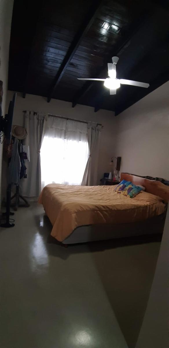 EXCELENTE PROPIEDAD DE CUATRO AMBIENTES NUEVA MODERNA Y BIEN UBICADA CON JARDIN ENTRADA DE AUTO PASANTE GALPON Y FONDO LIBRE — foto 12
