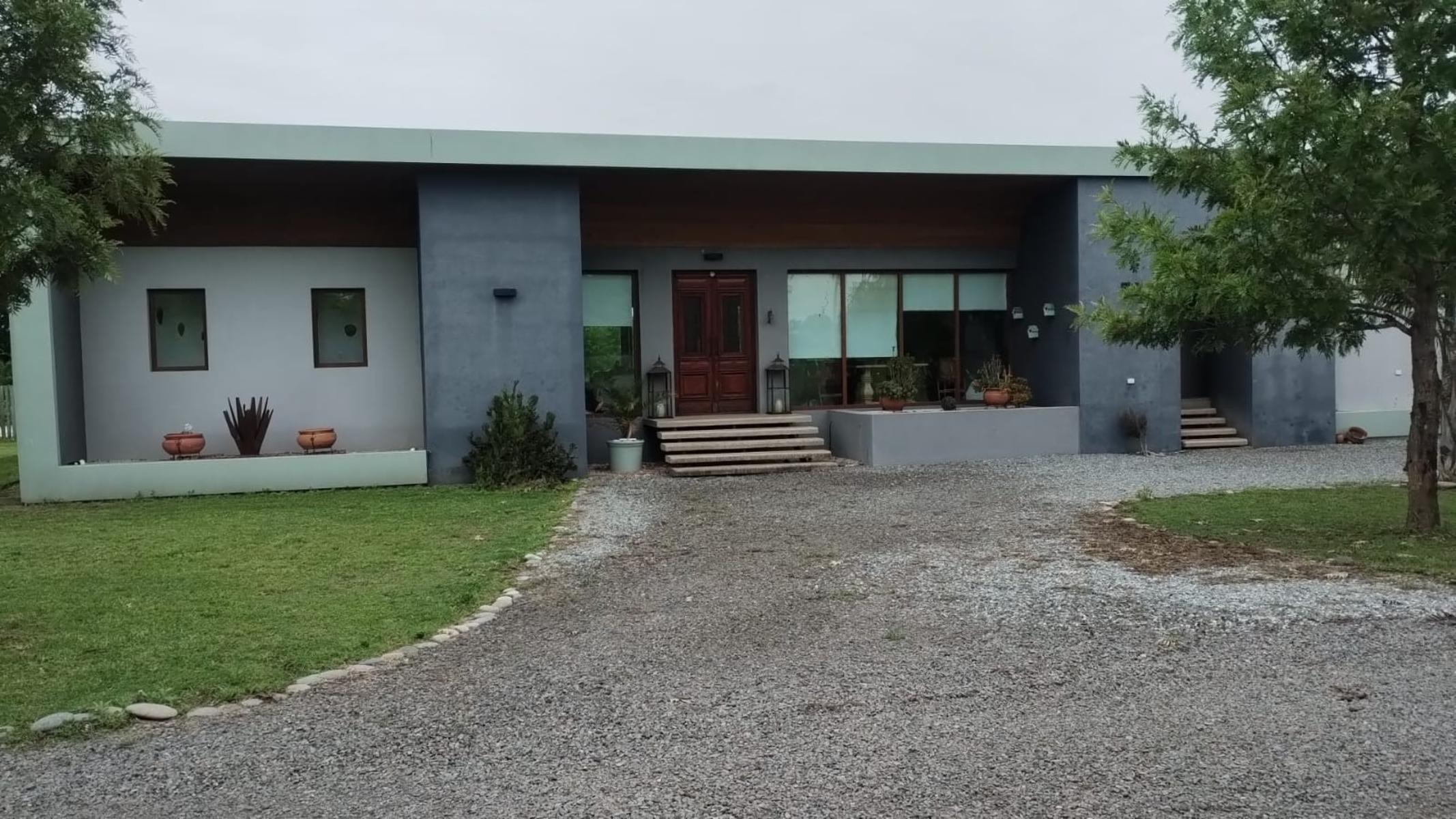 CASA EN CHACRA DE TRES HECTARIAS, VISTA PANORAMICA AL PARQUE GALERIA SEMICUBIERTA CON HORNO Y PARRILLA BODEGA EN SUBSUELO CANCHA DE PADLE VIDRIADA PISCINA Y POTRERO CON LAGO - 1