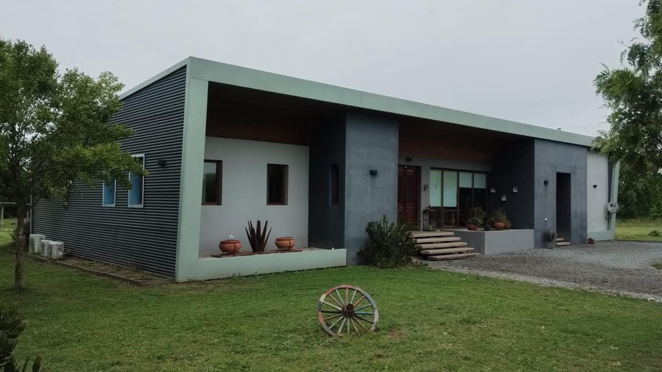 CASA EN CHACRA DE TRES HECTARIAS, VISTA PANORAMICA AL PARQUE GALERIA SEMICUBIERTA CON HORNO Y PARRILLA BODEGA EN SUBSUELO CANCHA DE PADLE VIDRIADA PISCINA Y POTRERO CON LAGO - 2