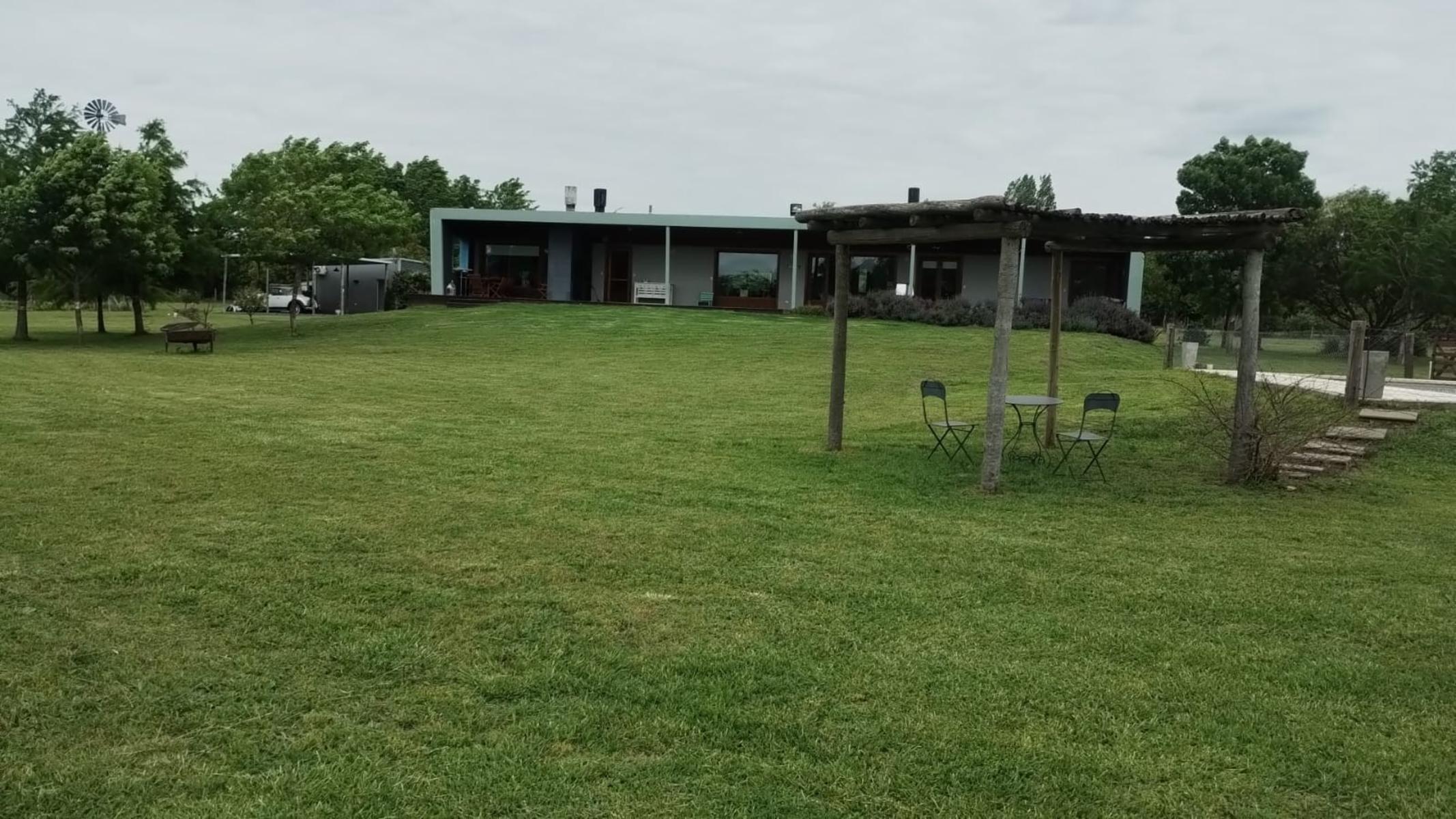 CASA EN CHACRA DE TRES HECTARIAS, VISTA PANORAMICA AL PARQUE GALERIA SEMICUBIERTA CON HORNO Y PARRILLA BODEGA EN SUBSUELO CANCHA DE PADLE VIDRIADA PISCINA Y POTRERO CON LAGO - 5
