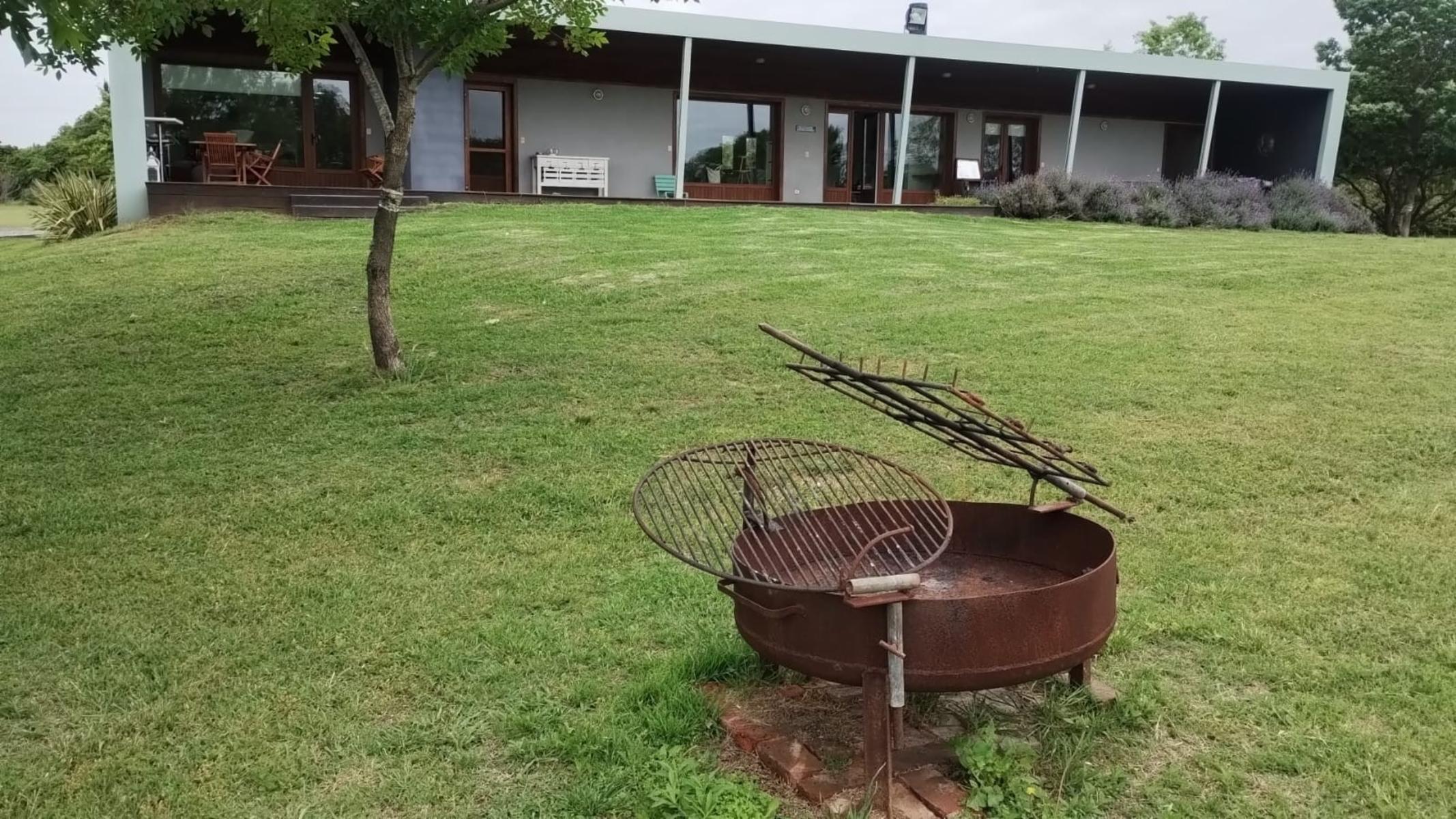 CASA EN CHACRA DE TRES HECTARIAS, VISTA PANORAMICA AL PARQUE GALERIA SEMICUBIERTA CON HORNO Y PARRILLA BODEGA EN SUBSUELO CANCHA DE PADLE VIDRIADA PISCINA Y POTRERO CON LAGO - 6
