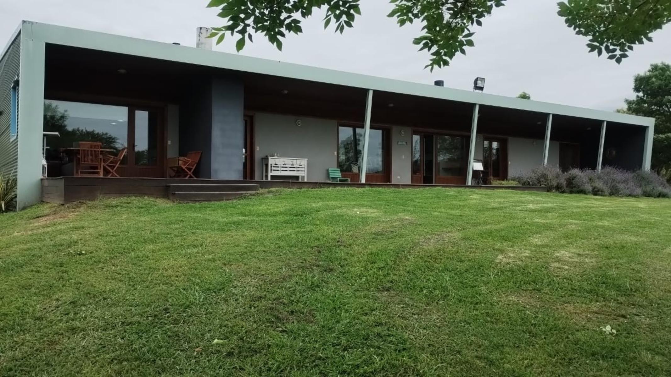 CASA EN CHACRA DE TRES HECTARIAS, VISTA PANORAMICA AL PARQUE GALERIA SEMICUBIERTA CON HORNO Y PARRILLA BODEGA EN SUBSUELO CANCHA DE PADLE VIDRIADA PISCINA Y POTRERO CON LAGO - 7