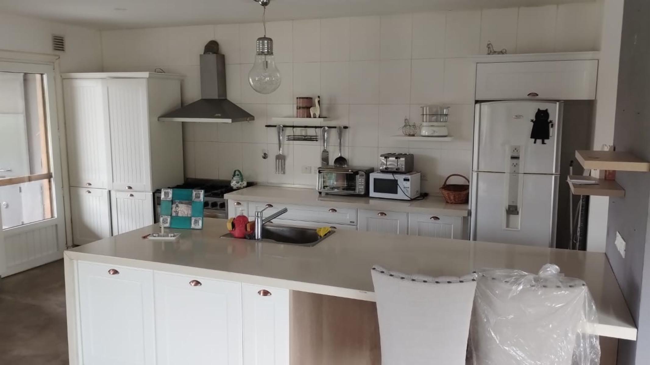 CASA EN CHACRA DE TRES HECTARIAS, VISTA PANORAMICA AL PARQUE GALERIA SEMICUBIERTA CON HORNO Y PARRILLA BODEGA EN SUBSUELO CANCHA DE PADLE VIDRIADA PISCINA Y POTRERO CON LAGO - 8