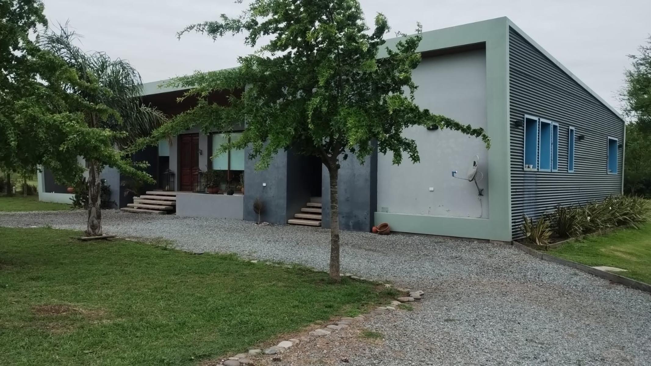 CASA EN CHACRA DE TRES HECTARIAS, VISTA PANORAMICA AL PARQUE GALERIA SEMICUBIERTA CON HORNO Y PARRILLA BODEGA EN SUBSUELO CANCHA DE PADLE VIDRIADA PISCINA Y POTRERO CON LAGO - 9