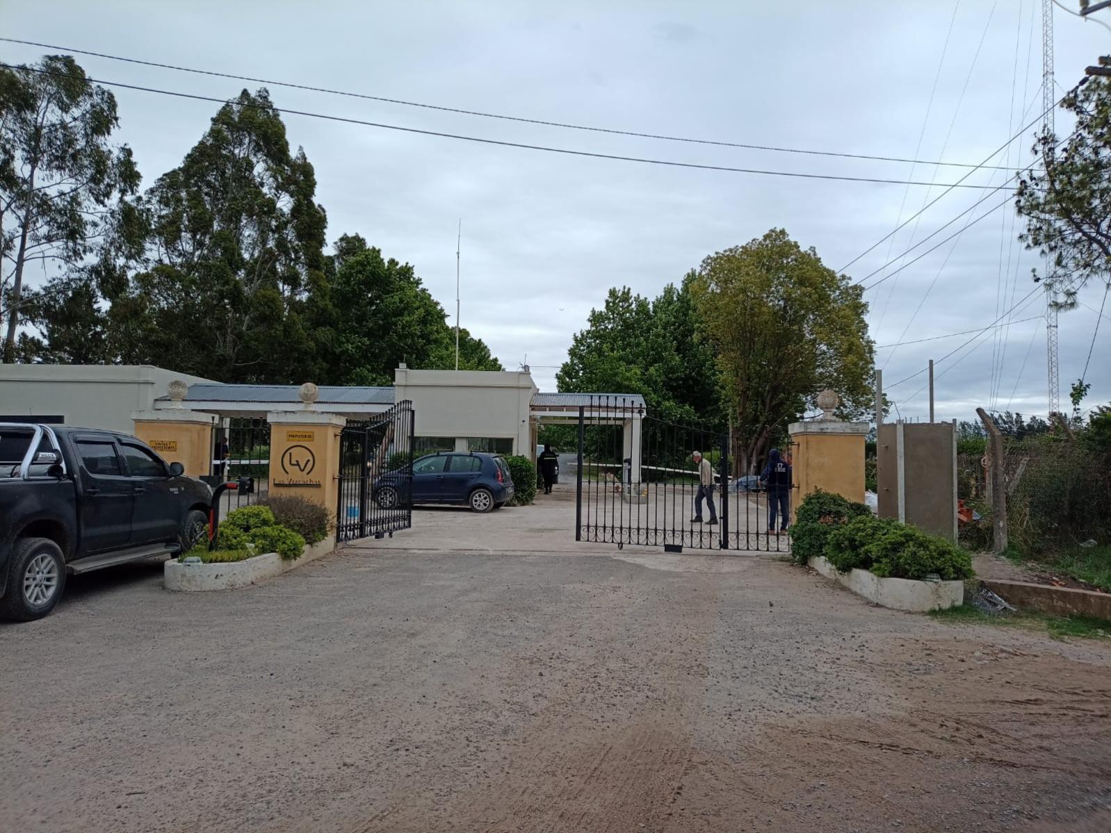 CASA EN CHACRA DE TRES HECTARIAS, VISTA PANORAMICA AL PARQUE GALERIA SEMICUBIERTA CON HORNO Y PARRILLA BODEGA EN SUBSUELO CANCHA DE PADLE VIDRIADA PISCINA Y POTRERO CON LAGO - 17