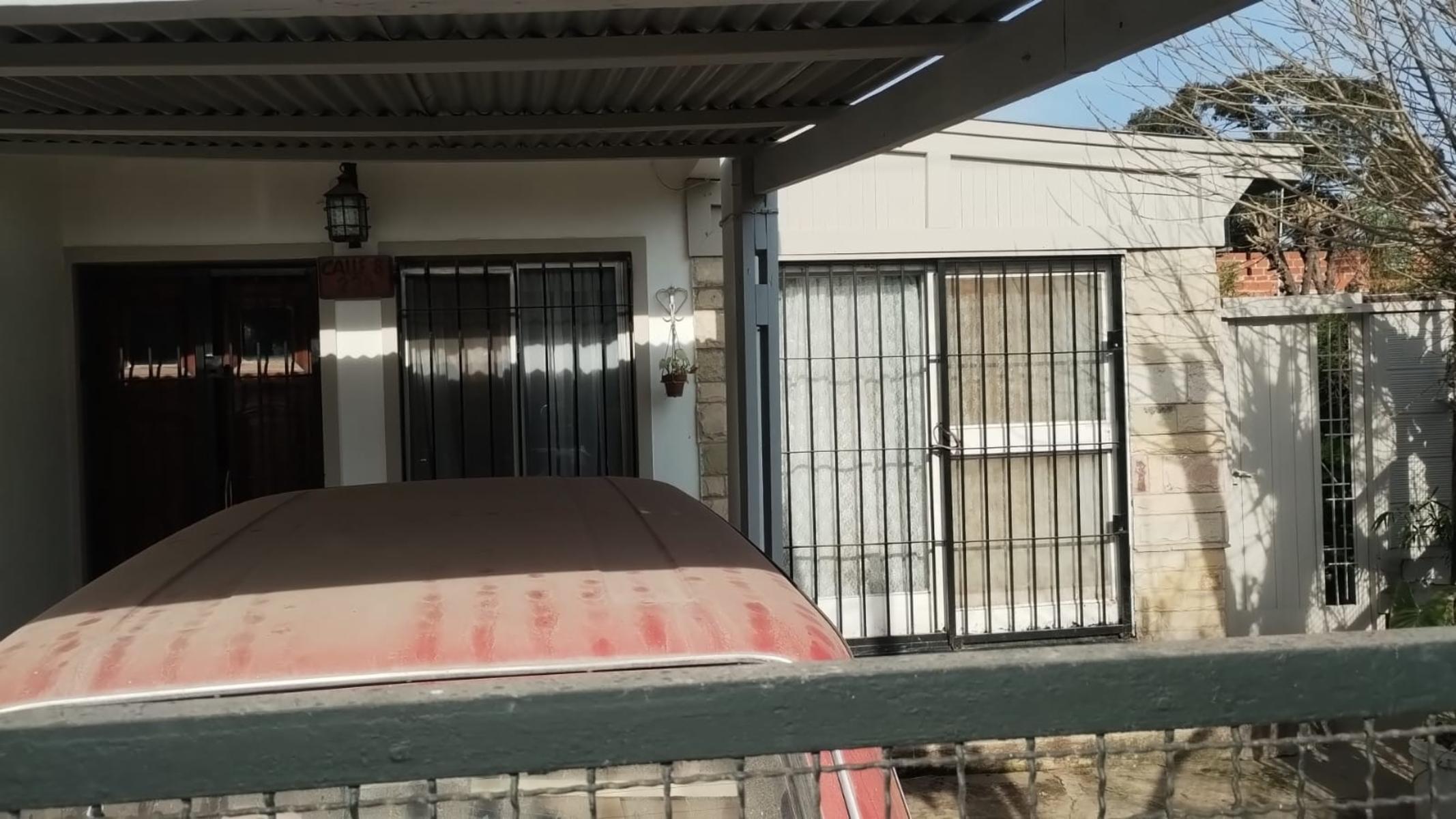 EXCELENTES PROPIEDADES DE 3 AMBIENTES UNA AL FRENTE Y OTRA AL FONDO. CON ENTRADA DE AUTOS Y PATIO.
