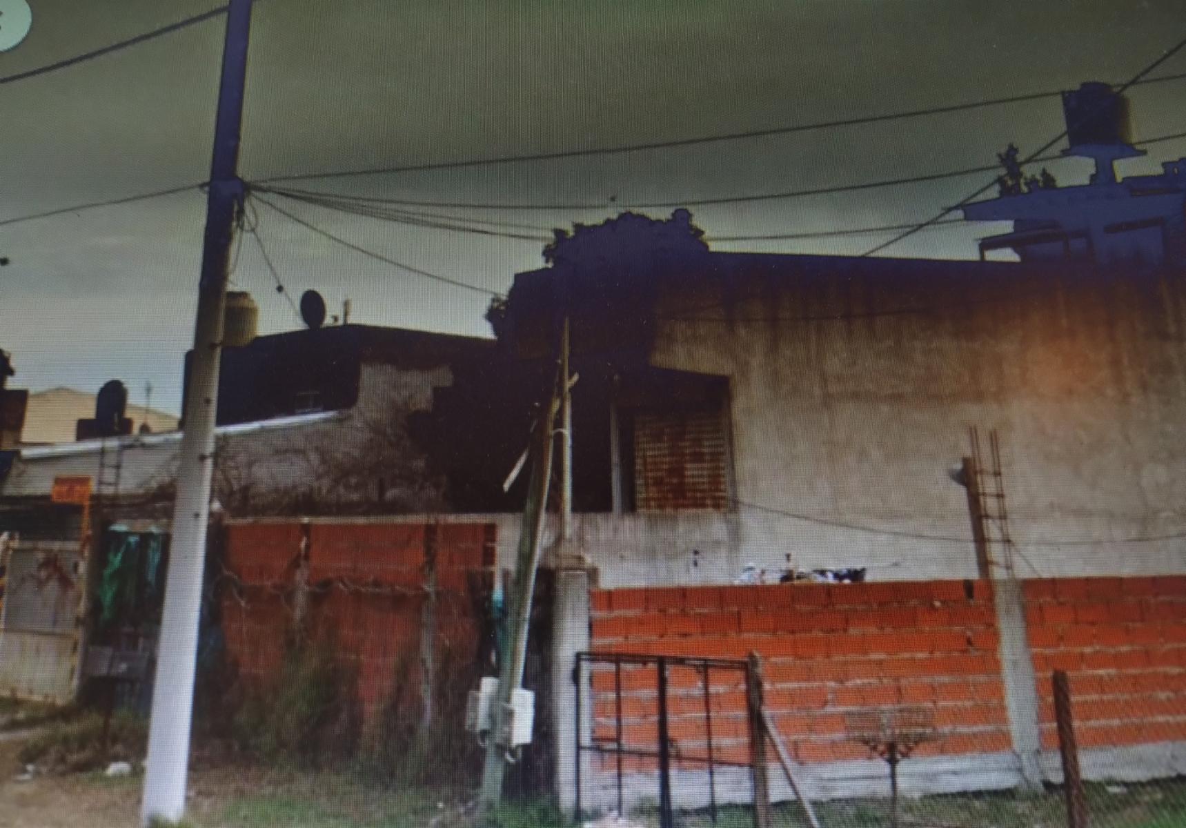 EXCELENTE PROPIEDAD ,EDIFICIO DE DOS PLANTAS CON DEPOSITO,COCHERA Y DEPARTAMENTO,TRES AMBIENTES EN PLANTA ALTA.