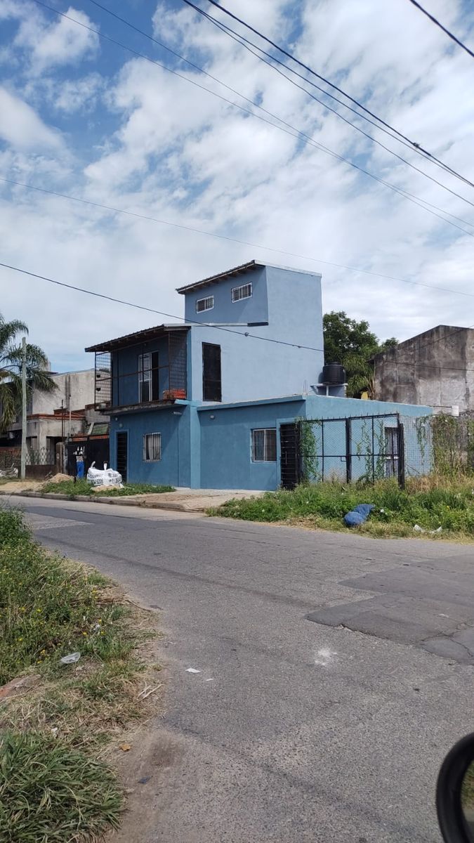 EXCELENTE PROPIEDAD DE TRES AMBIENTES CON GARAGE PATIO LIBRE MASDEPARTAMENTO DOS AMBIENTES