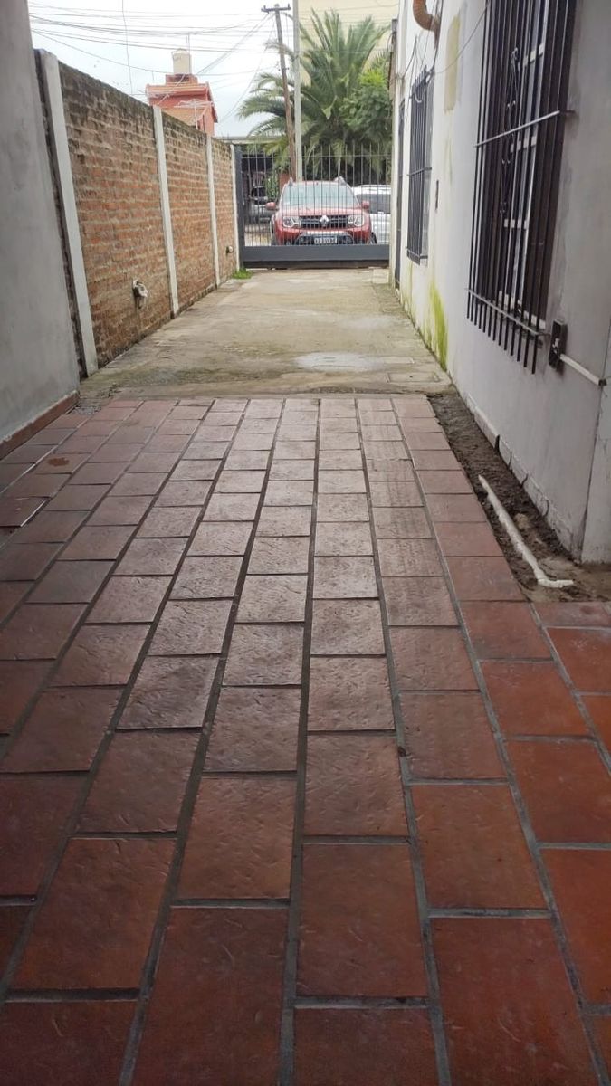 EXCELENTE PROPIEDAD CENTRICA CON SIETE UNIDADES FUNCIONALES CON ENTRADADE AUTOS Y FONDO LIBRE — foto 3