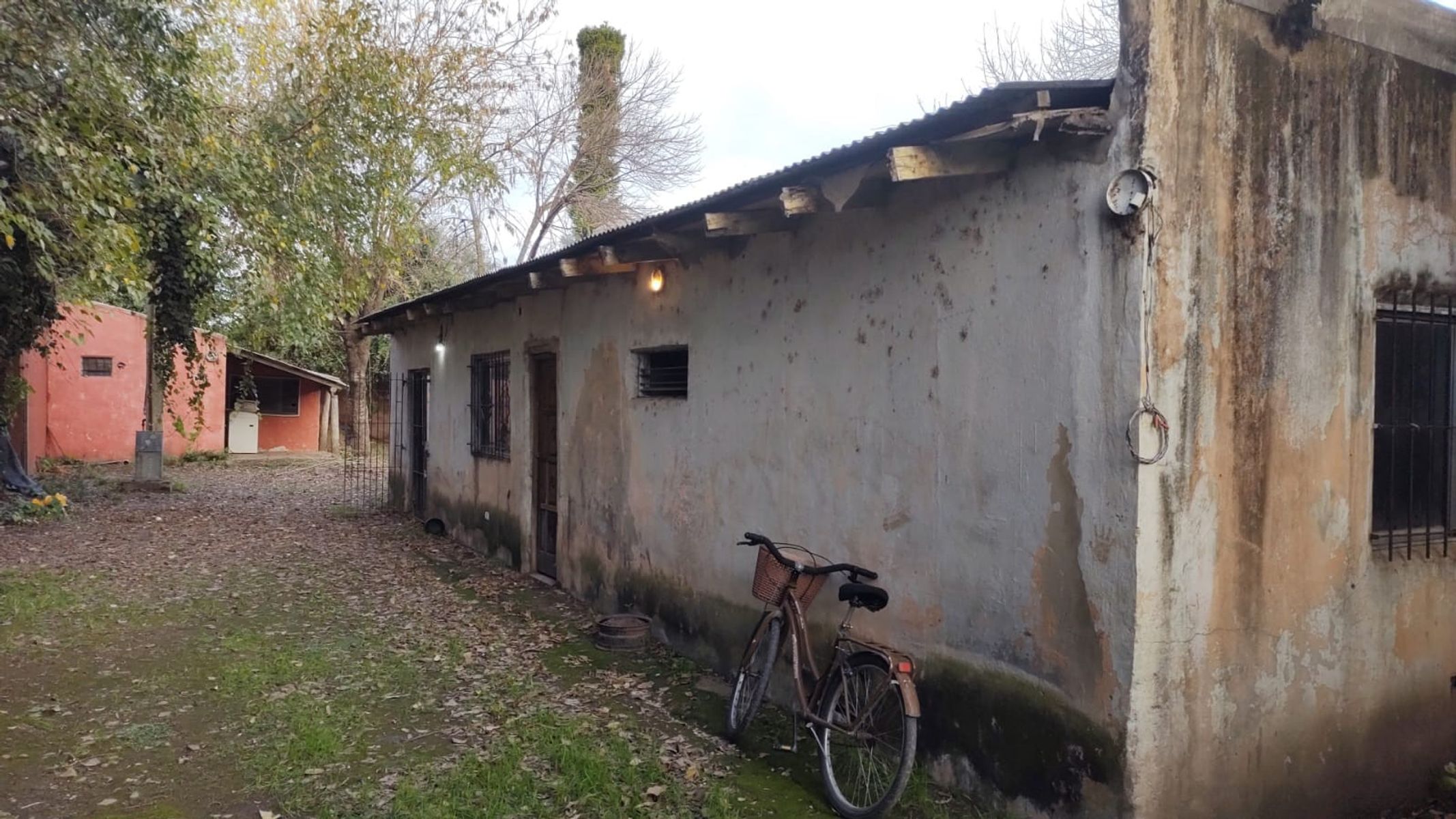 EXCELENTE PROPIEDAD CASA DE TRES AMBIENTES MAS DEPARTAMENTO DE DOSAMBENTES MEDIDAS DEL TERRENO 10 X 38