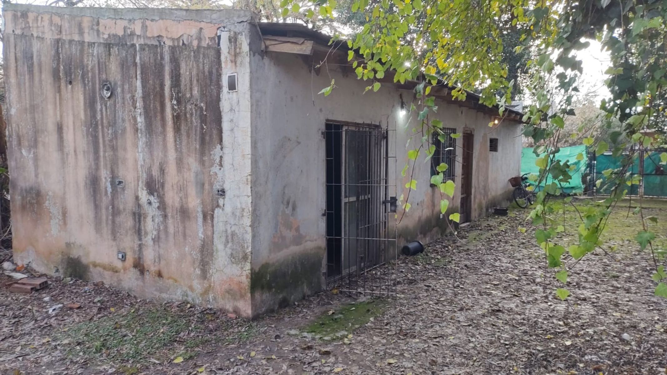 EXCELENTE PROPIEDAD CASA DE TRES AMBIENTES MAS DEPARTAMENTO DE DOSAMBENTES MEDIDAS DEL TERRENO 10 X 38 — foto 2