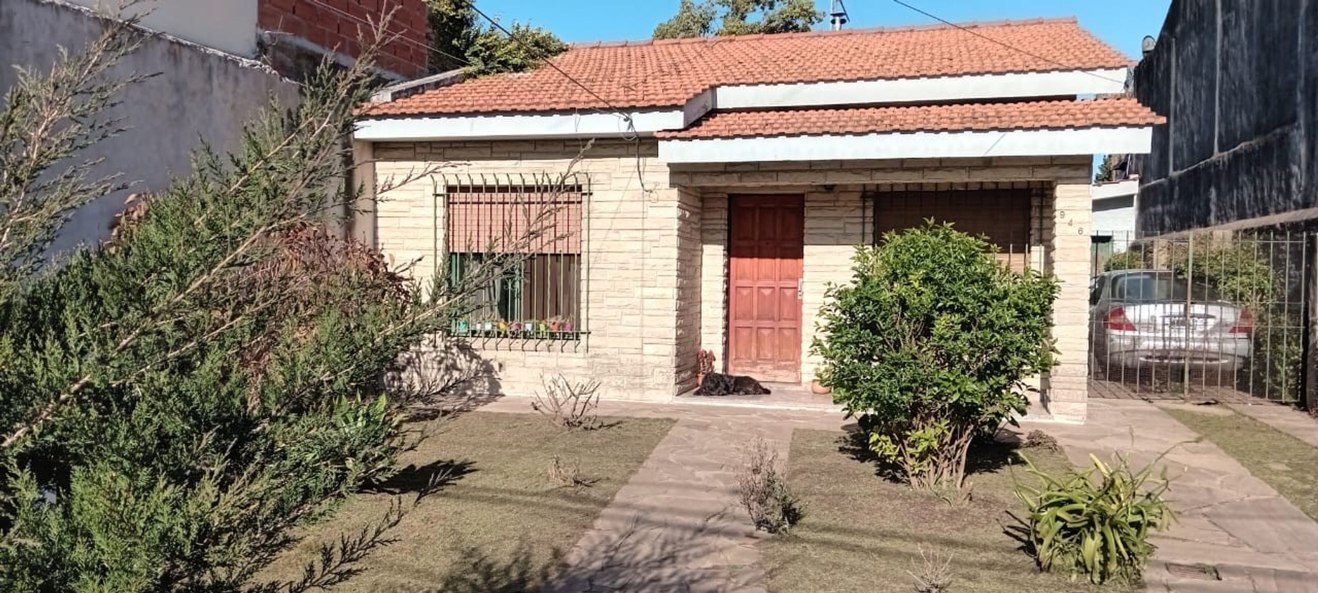 EXCELENTE PROPIEDAD CENTRICA DE TRES AMBIENTES CON KINCHO GARAGE JARDINY FONDO LIBRE — foto 2