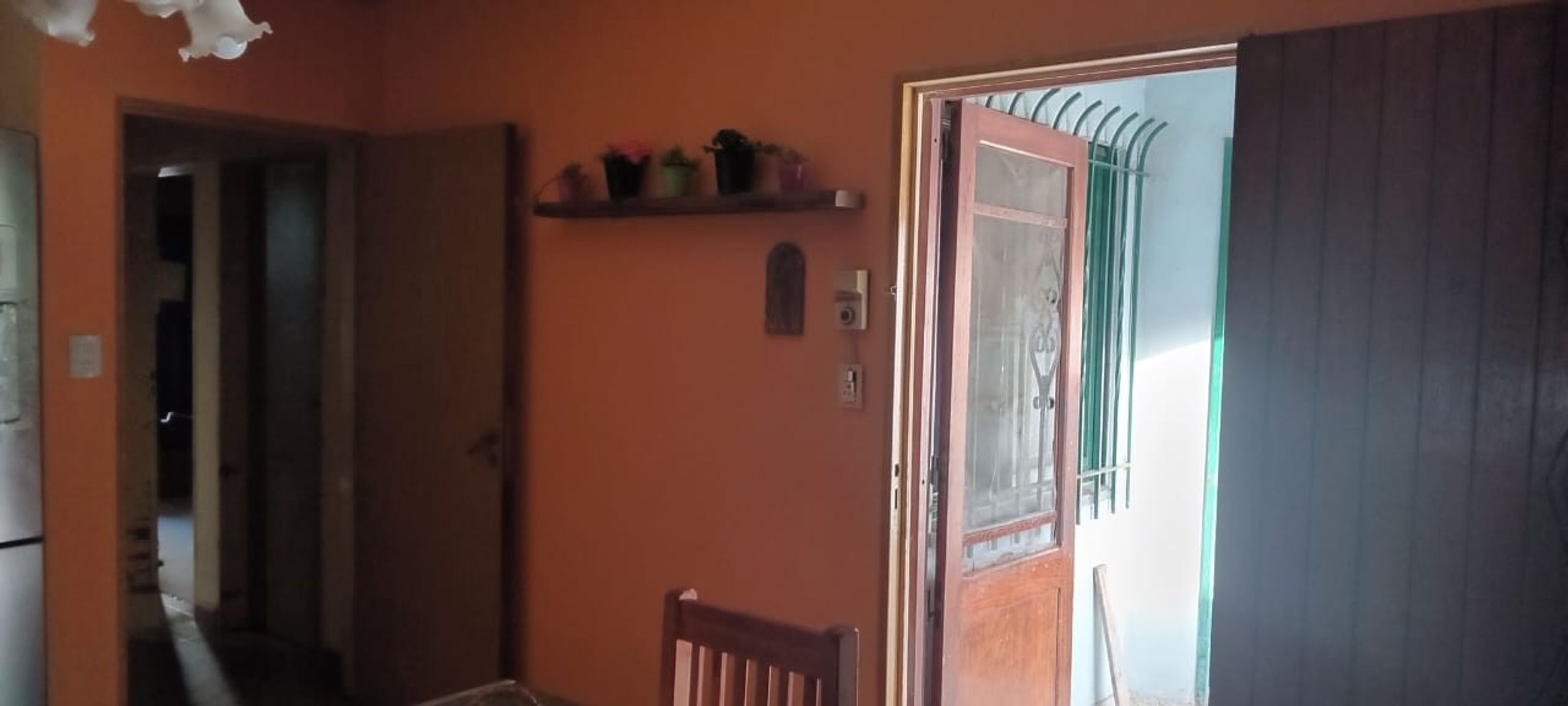 EXCELENTE PROPIEDAD CENTRICA DE TRES AMBIENTES CON KINCHO GARAGE JARDINY FONDO LIBRE — foto 3