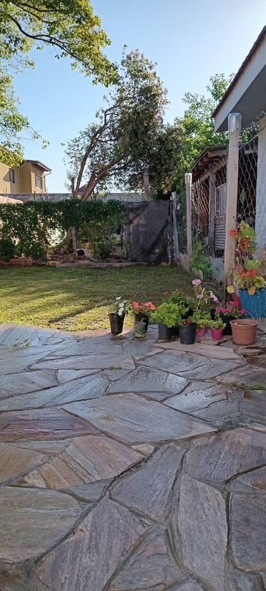 EXCELENTE PROPIEDAD CENTRICA DE TRES AMBIENTES CON KINCHO GARAGE JARDINY FONDO LIBRE — foto 4