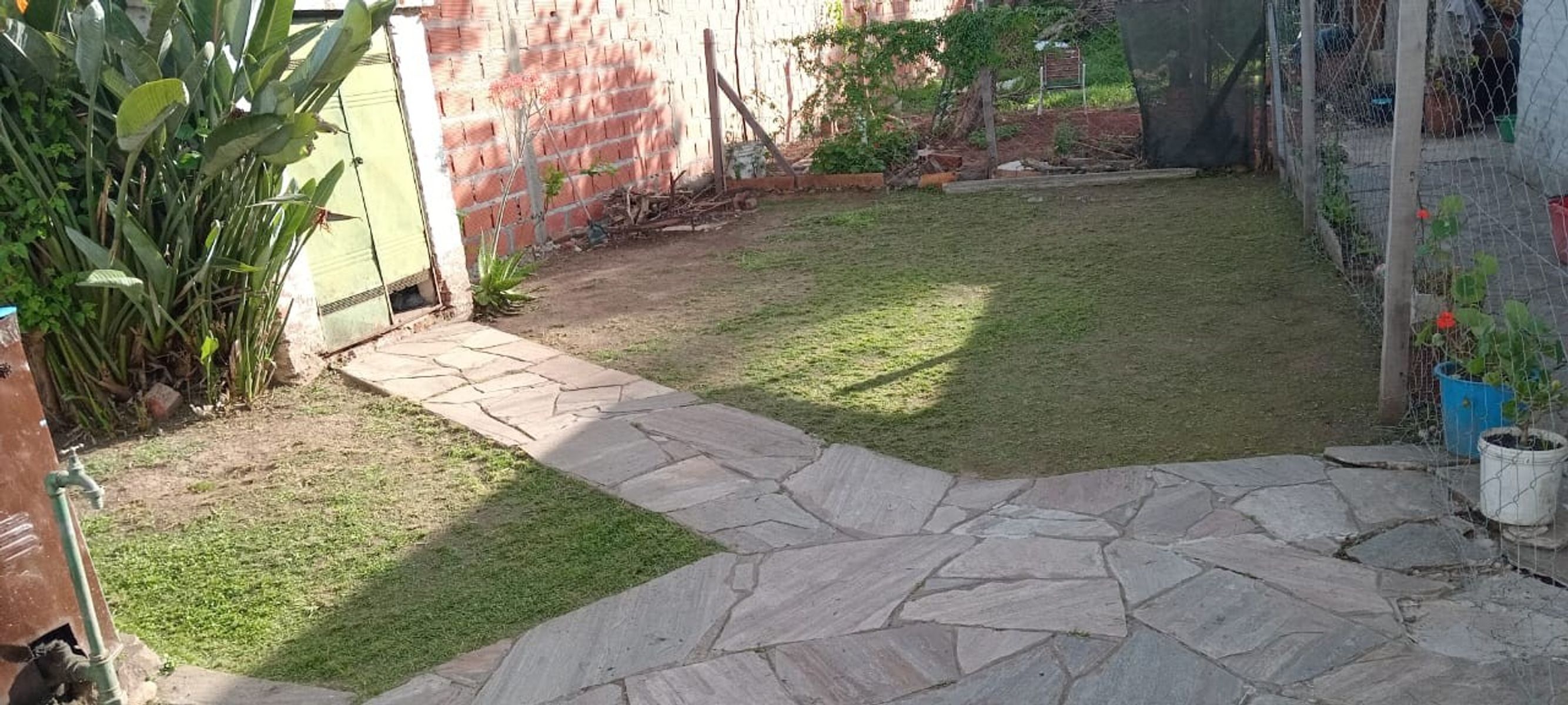 EXCELENTE PROPIEDAD CENTRICA DE TRES AMBIENTES CON KINCHO GARAGE JARDINY FONDO LIBRE — foto 5
