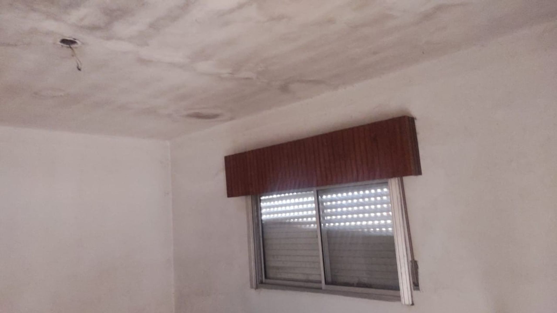 EXCELENTE PROPIEDAD CENTRICA CUATRO AMBIENTES AMPLIO CON PATIO Y ENTRADADE AUTOS — foto 2