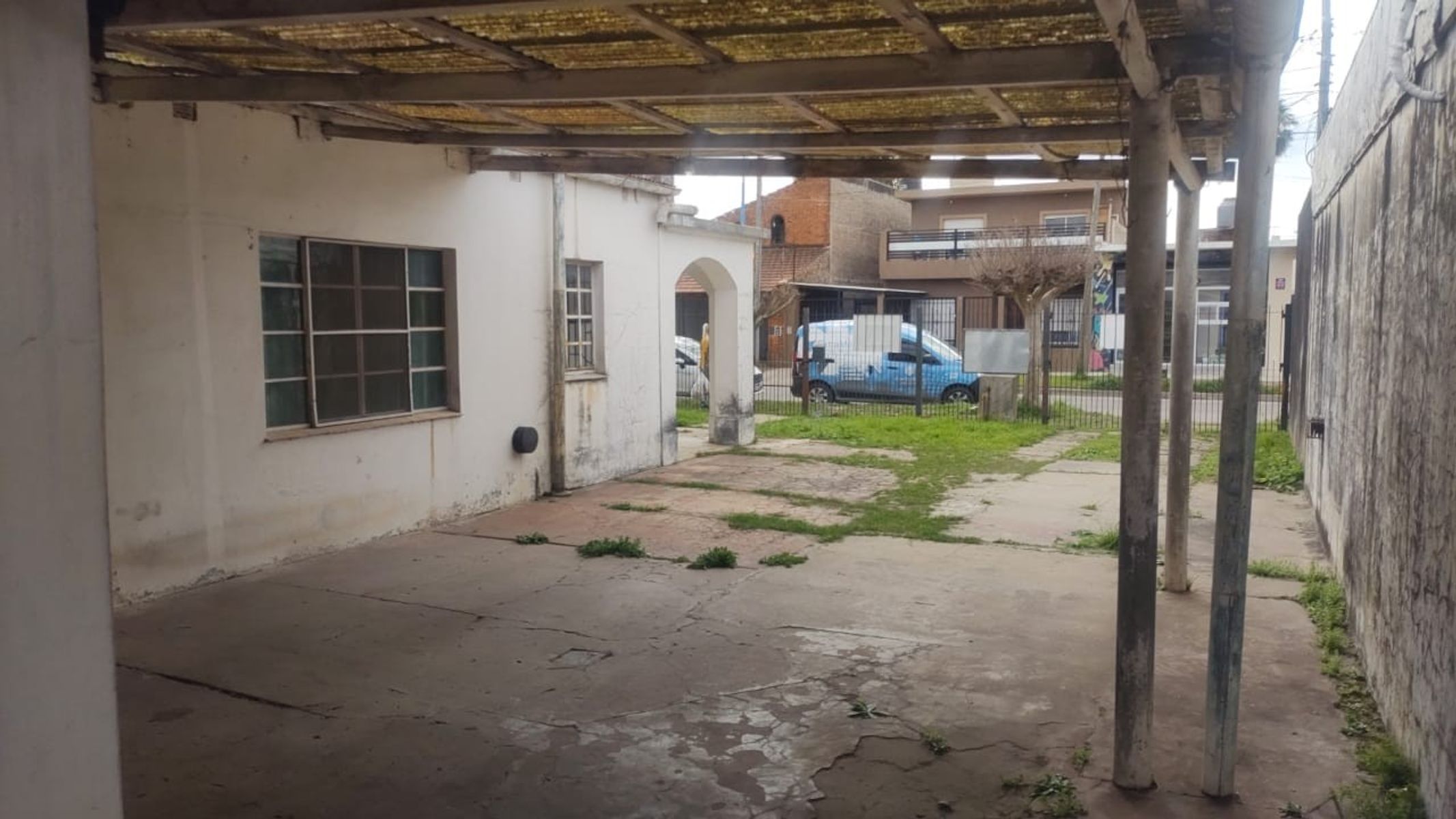 EXCELENTE PROPIEDAD CENTRICA CUATRO AMBIENTES AMPLIO CON PATIO Y ENTRADADE AUTOS — foto 9