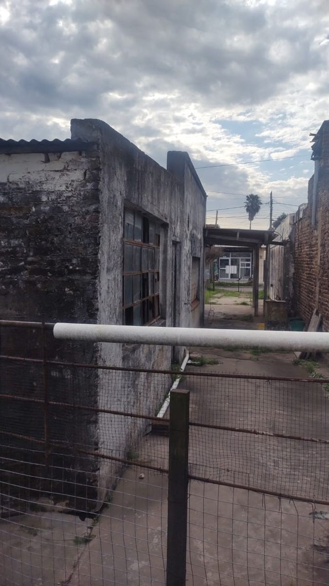 EXCELENTE PROPIEDAD CENTRICA CUATRO AMBIENTES AMPLIO CON PATIO Y ENTRADADE AUTOS — foto 11