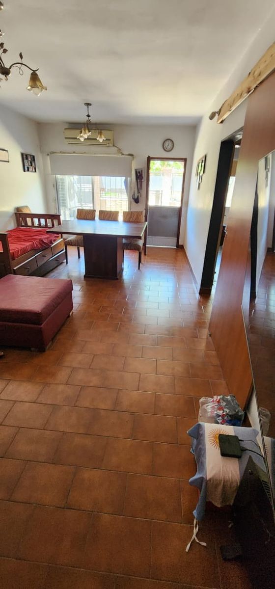 EXCELENTE PROPIEDAD EN DOS PLANTAS DE SEIS HABITACIONES TRES BAÑOSJARDIN PATIO Y GARAGE PARA TRES AUTOS — foto 2