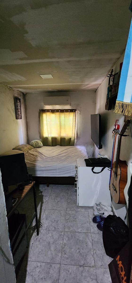 EXCELENTE PROPIEDAD EN DOS PLANTAS DE SEIS HABITACIONES TRES BAÑOSJARDIN PATIO Y GARAGE PARA TRES AUTOS — foto 3