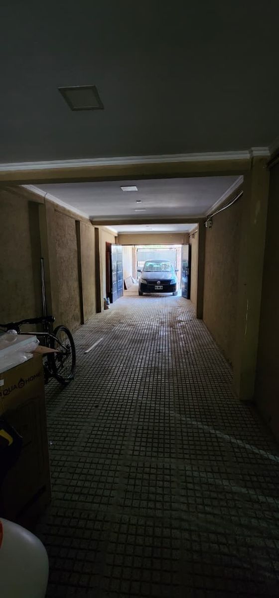 EXCELENTE PROPIEDAD EN DOS PLANTAS DE SEIS HABITACIONES TRES BAÑOSJARDIN PATIO Y GARAGE PARA TRES AUTOS — foto 4