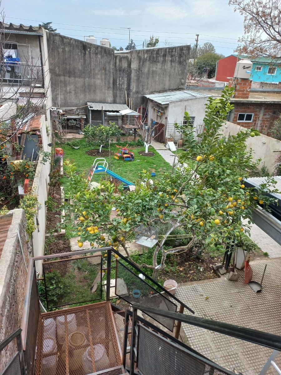 EXCELENTE PROPIEDAD EN DOS PLANTAS DE SEIS HABITACIONES TRES BAÑOSJARDIN PATIO Y GARAGE PARA TRES AUTOS — foto 5