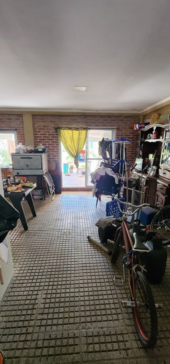 EXCELENTE PROPIEDAD EN DOS PLANTAS DE SEIS HABITACIONES TRES BAÑOSJARDIN PATIO Y GARAGE PARA TRES AUTOS — foto 7
