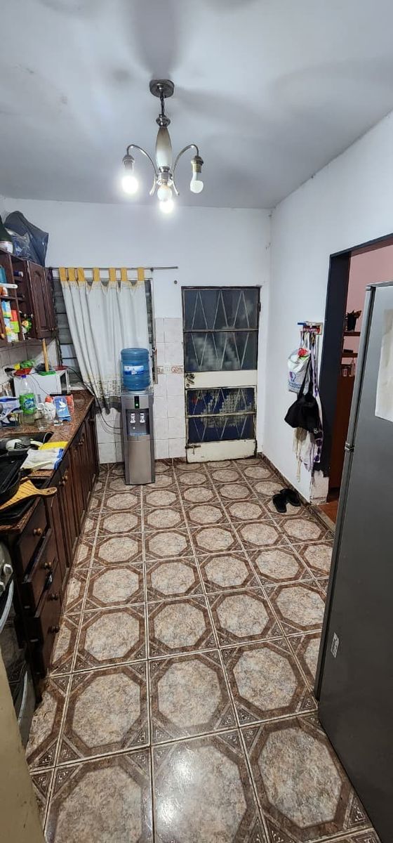 EXCELENTE PROPIEDAD EN DOS PLANTAS DE SEIS HABITACIONES TRES BAÑOSJARDIN PATIO Y GARAGE PARA TRES AUTOS — foto 9