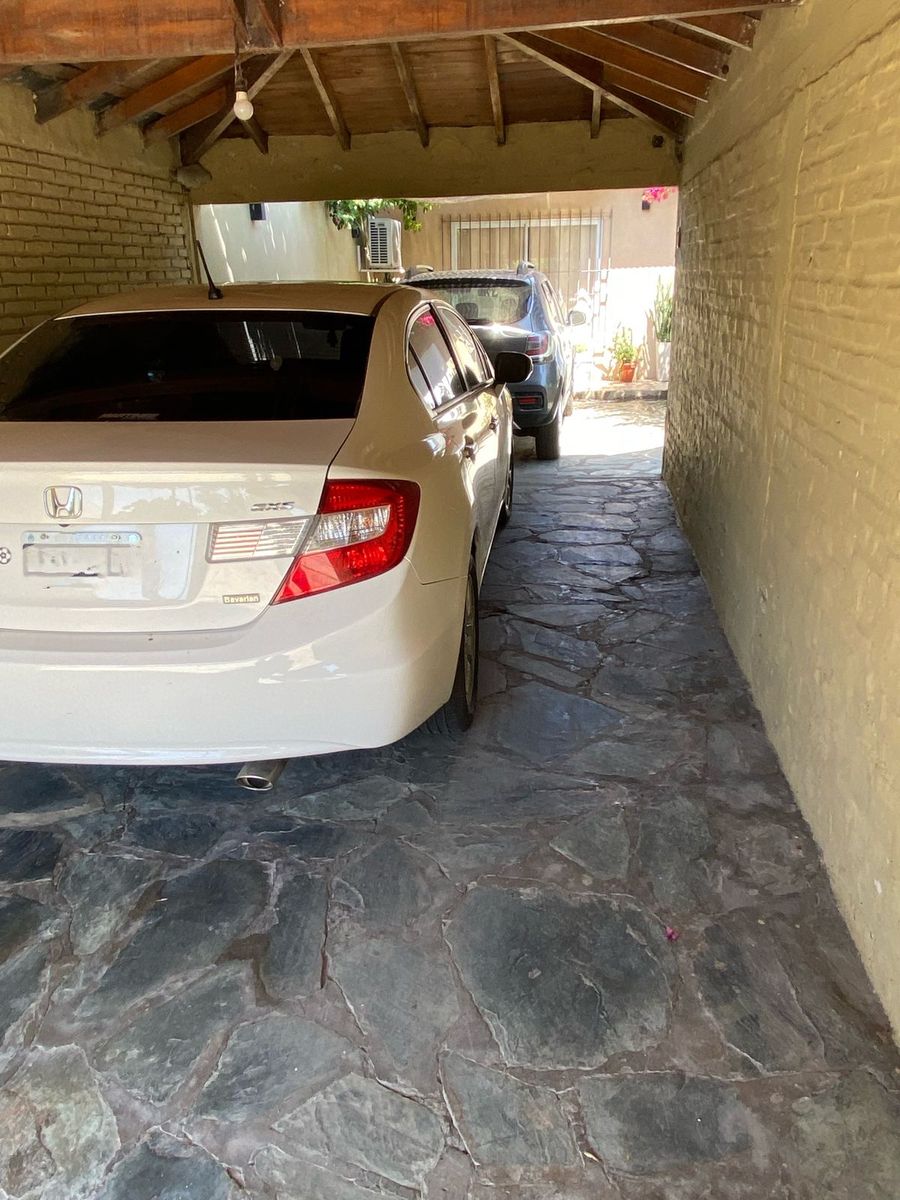 Excelente propiedad de cuatro ambientes con entrada de auto patio ypiscina