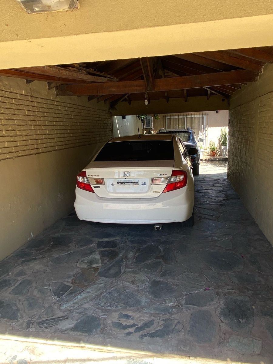 Excelente propiedad de cuatro ambientes con entrada de auto patio ypiscina — foto 2