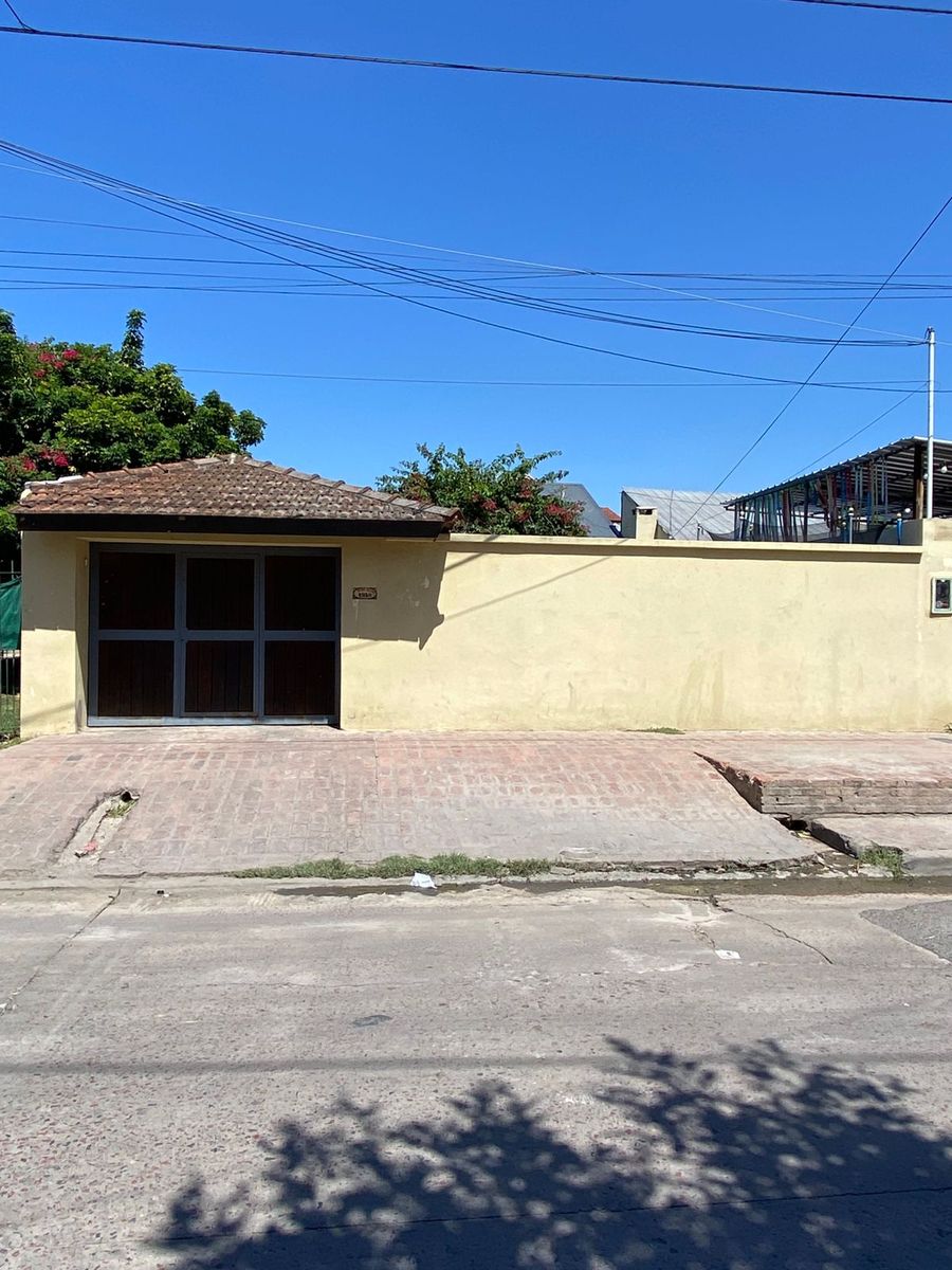 Excelente propiedad de cuatro ambientes con entrada de auto patio ypiscina — foto 3