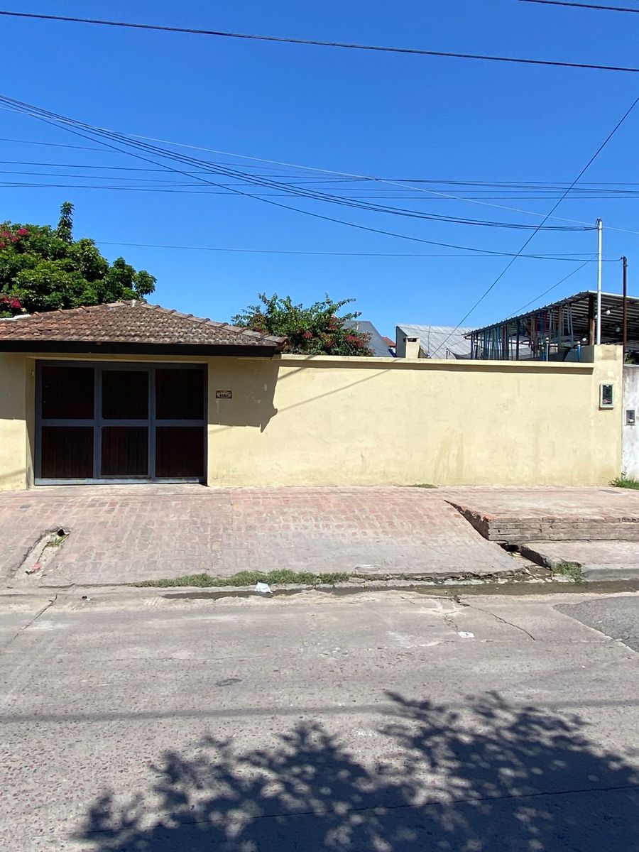 Excelente propiedad de cuatro ambientes con entrada de auto patio ypiscina — foto 4