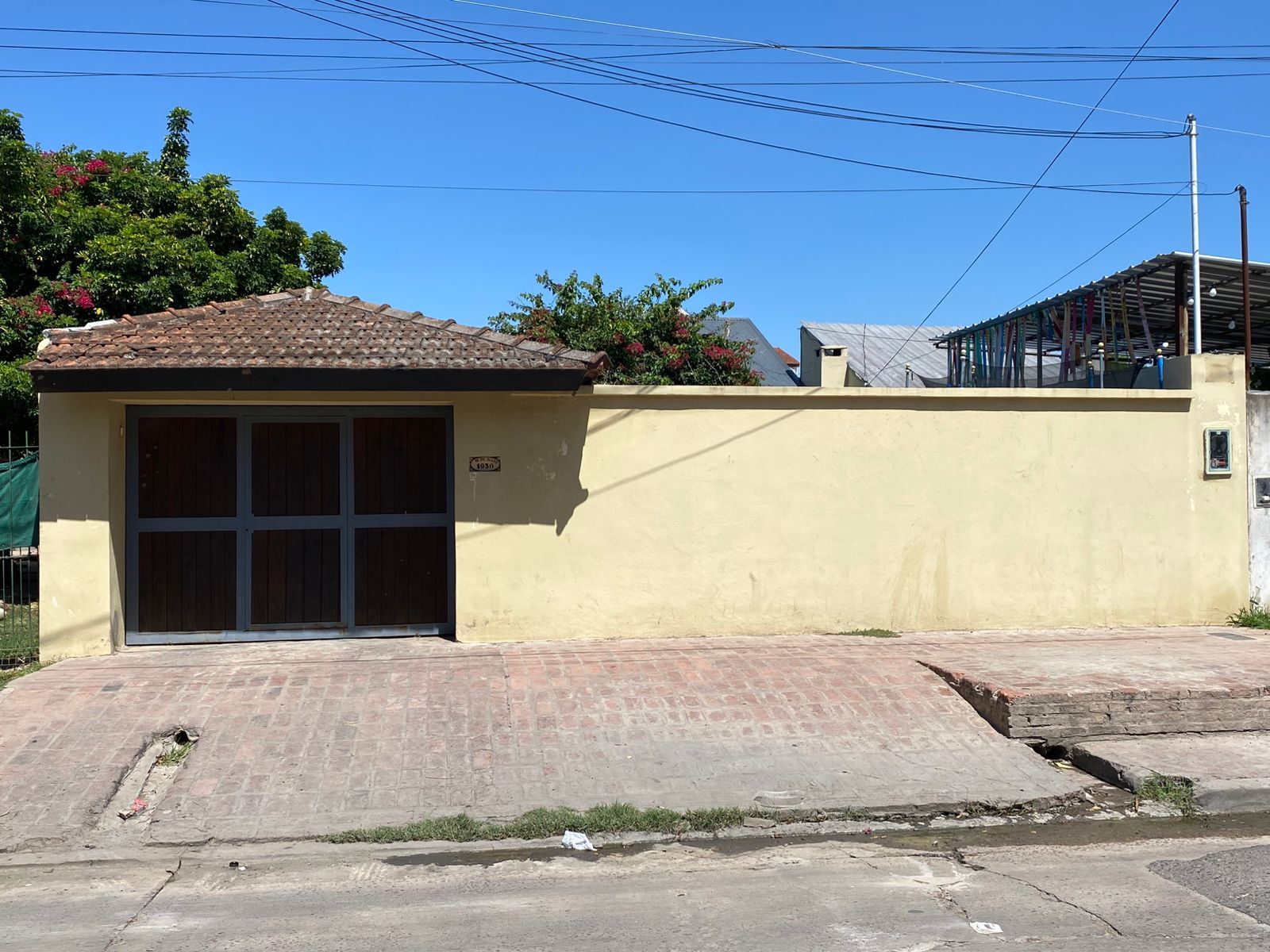 Excelente propiedad de cuatro ambientes con entrada de auto patio ypiscina — foto 5