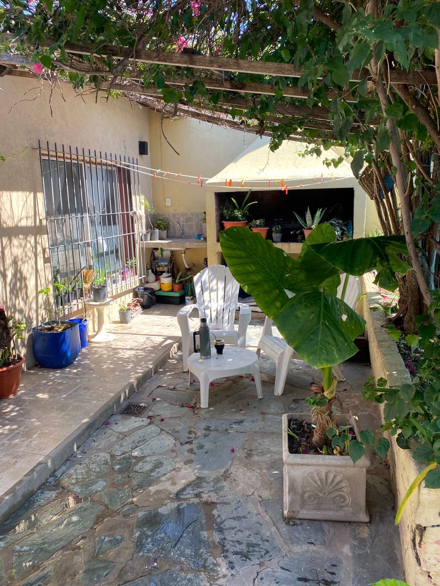Excelente propiedad de cuatro ambientes con entrada de auto patio ypiscina — foto 6