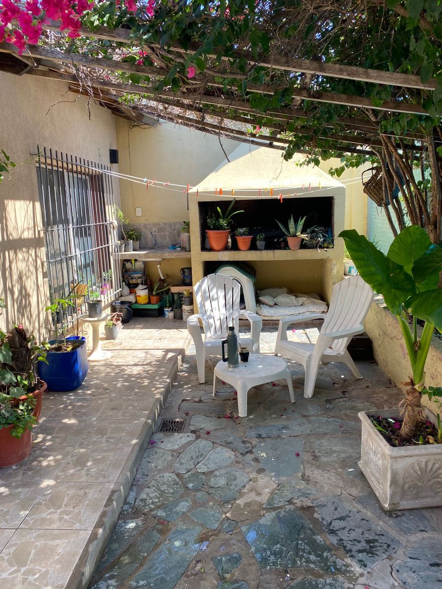 Excelente propiedad de cuatro ambientes con entrada de auto patio ypiscina — foto 7