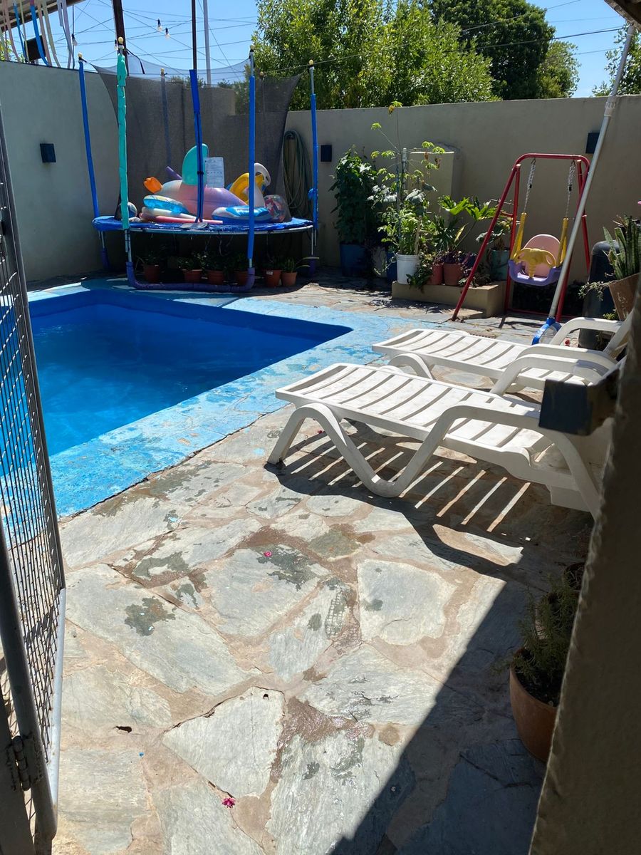 Excelente propiedad de cuatro ambientes con entrada de auto patio ypiscina — foto 9
