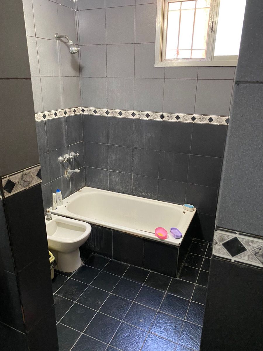 Excelente propiedad de cuatro ambientes con entrada de auto patio ypiscina — foto 14