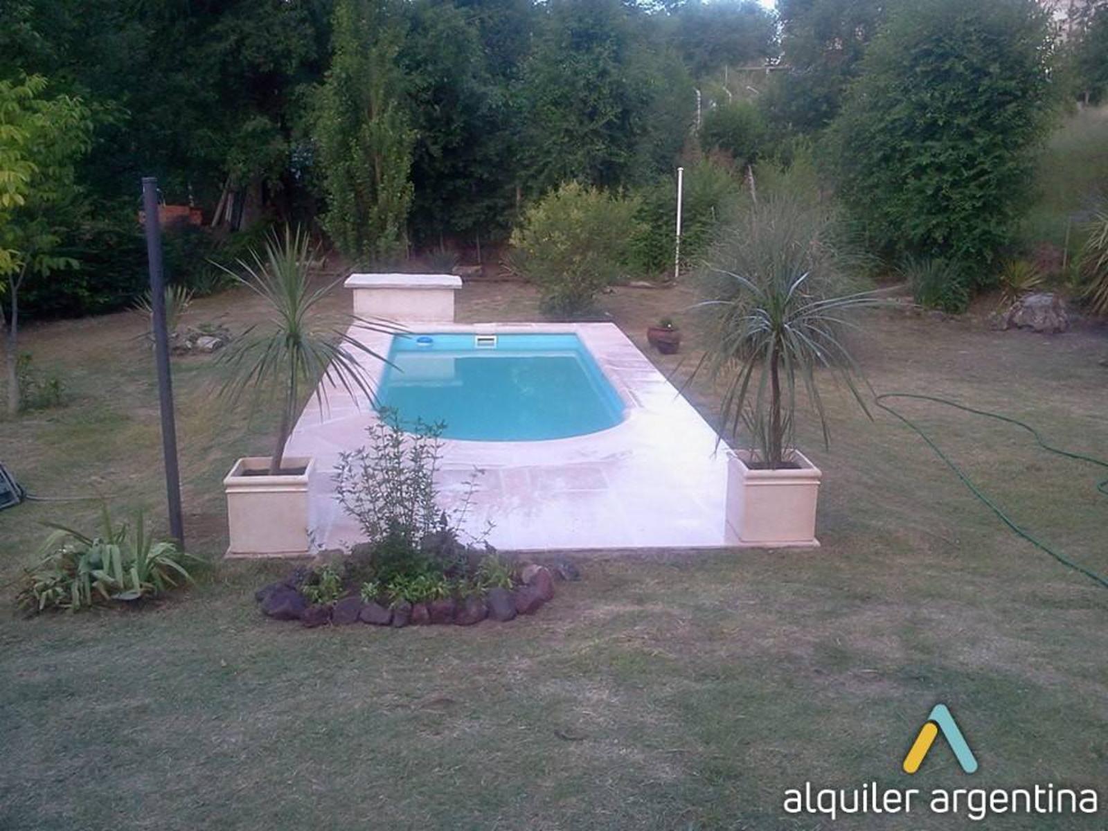 Excelente propiedad con piscina a 1000 mts del golf de Villa Carlos Paz