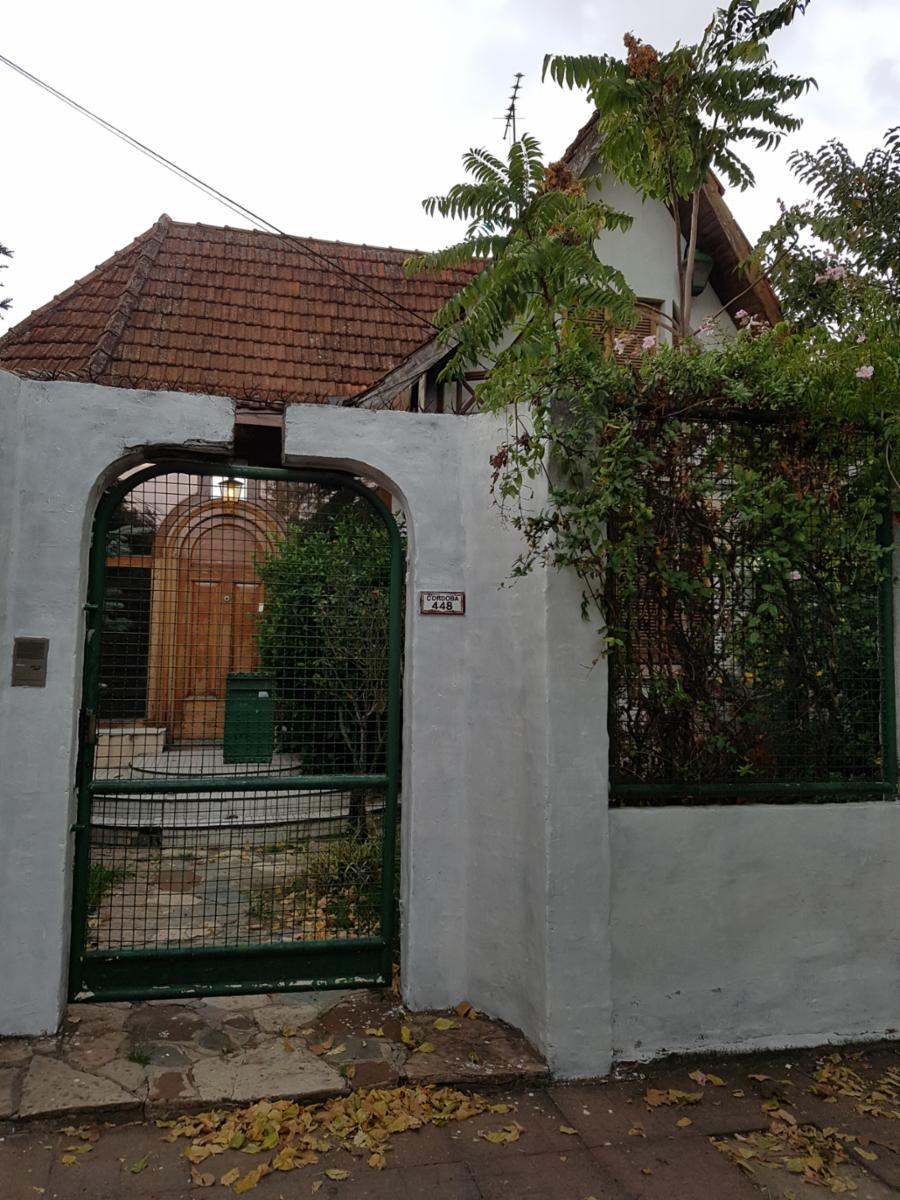OPORTUNIDAD DE INVERSION - CHALET DE 6 AMB + DEPTO DE 3 AMB PARA REFACCIONAR - MORON