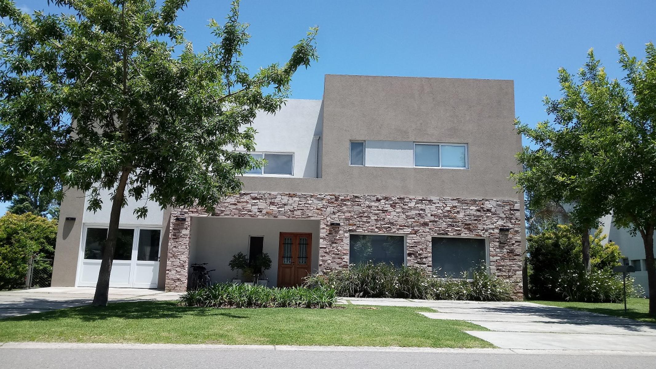 ESPECTACULAR CASA EN COUNTRY CLUB TERRAVISTA, GRAL RODRIGUEZ