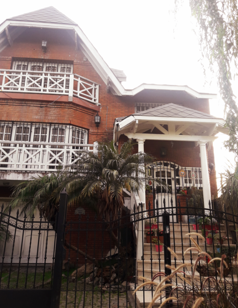 EXCELENTE PROPIEDAD - CASTELAR NORTE