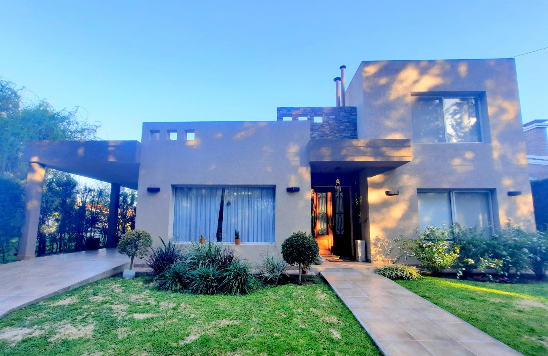 Hermosa casa en venta en Country club Las Lajas, Gral Rodriguez